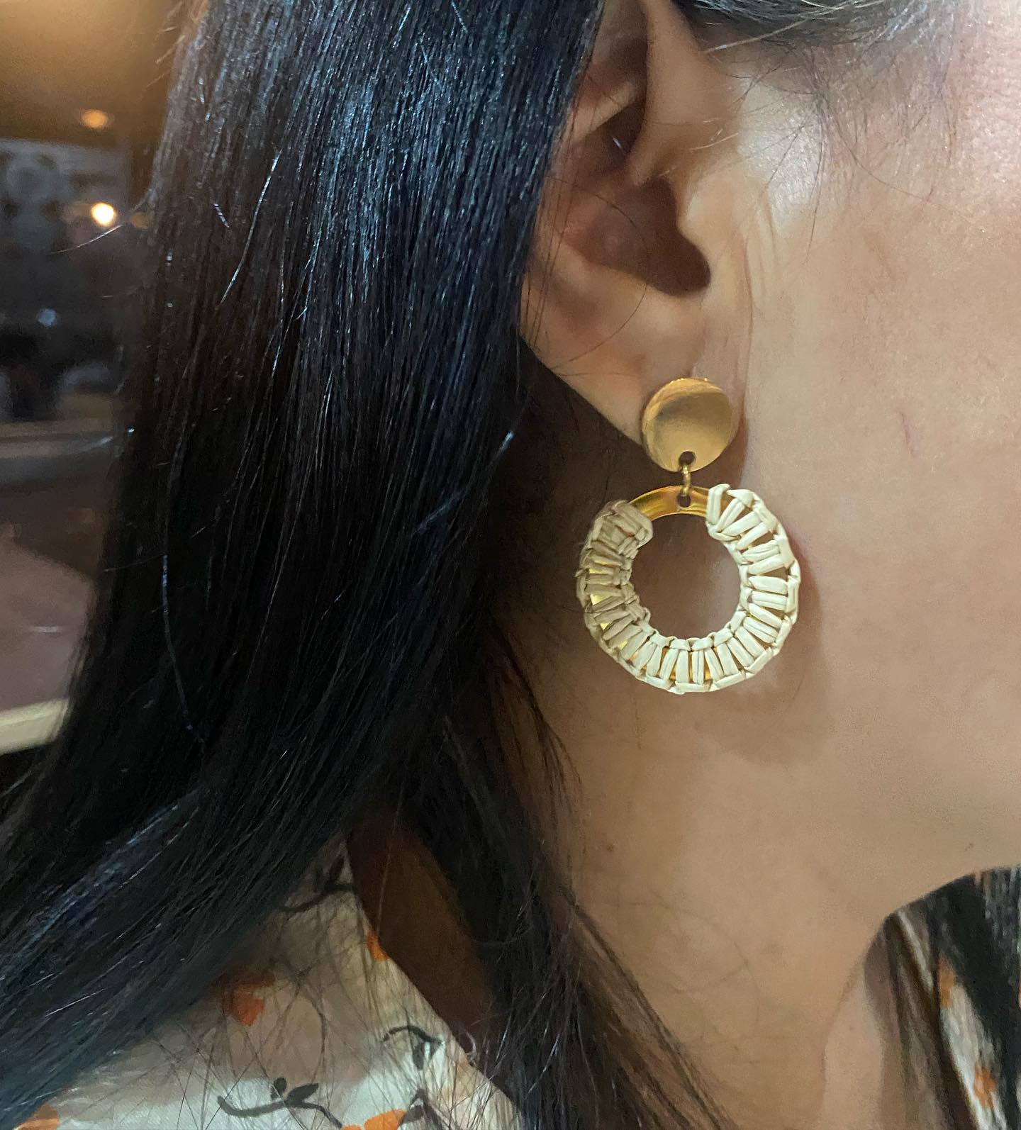 Aretes de acero revestidos a mano con pita para completar tu outfit fresco y natural