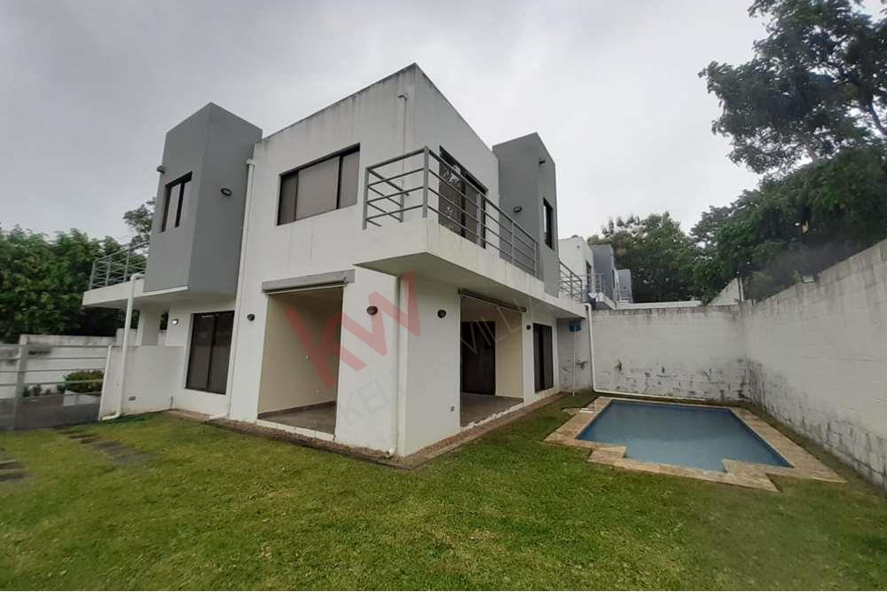 Se vende preciosa casa en condominio Portal de las Colinas, US$ 140,000 Dolares.