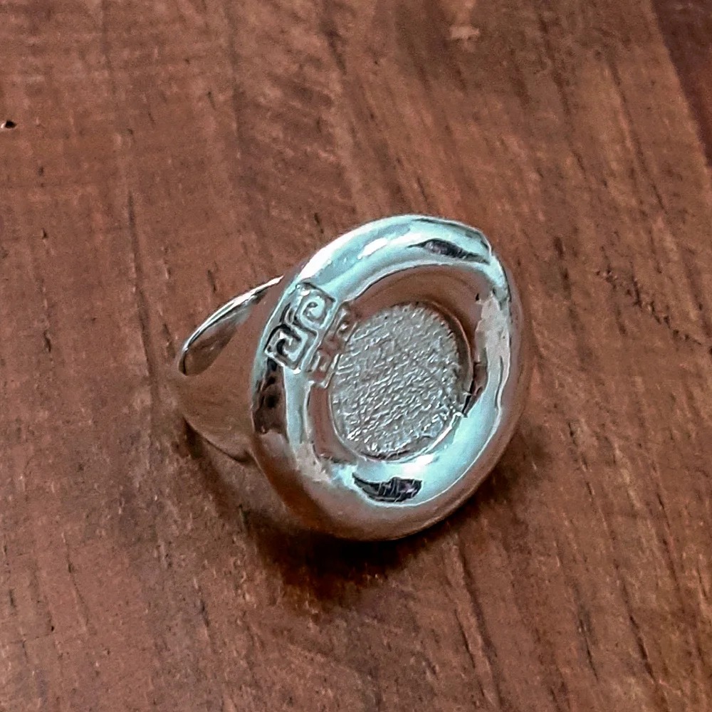 Anillo. Colección Rupestre. Plata calibre 1000, tallado a mano.